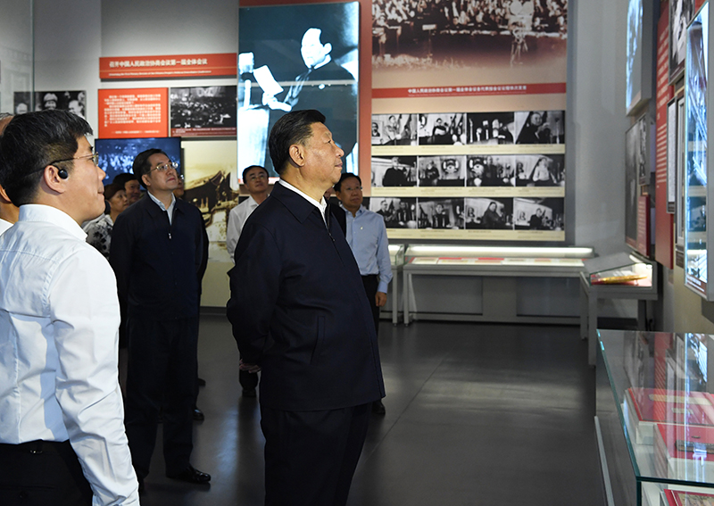 9月12日，中共中央总书记、国家主席、中央军委主席习近平视察中共中央北京香山革命纪念地。这是习近平在香山革命纪念馆参观《为新中国奠基》主题展览。