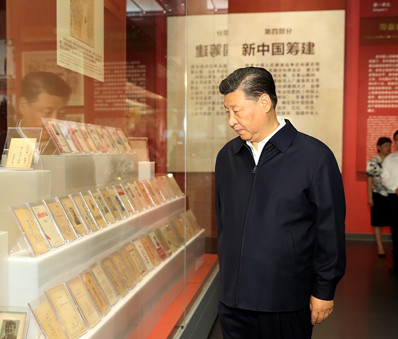 9月12日，中共中央总书记、国家主席、中央军委主席习近平视察中共中央北京香山革命纪念地。这是习近平在香山革命纪念馆参观《为新中国奠基》主题展览。